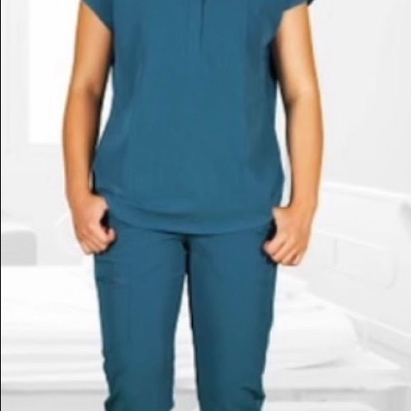 New scrubs sets with jogger pants sizes are large - Picture 3 of 4